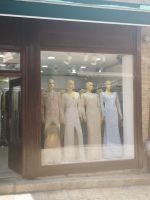 Schaufenster sind voll von festlicher Bekleidungangebot 