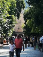 Im Hintergrund die Uhr, die noch immer die Zeit des Erdbebens 1963