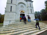 Eberhardt-Reisegruppe beim Besuch der Georgskirche