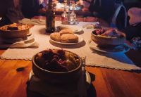 Mittagessen bei Kerzenschein