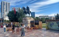 Tirana, Nationalheld Skanderbeg hoch zu Ross