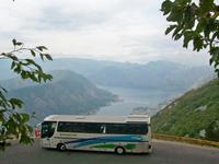 Unser Reisebus über der Kotorbucht