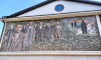 Andricgrad, Wandmosaik, zeigt die Attentäter von 1914...