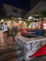 Budva in der Nacht