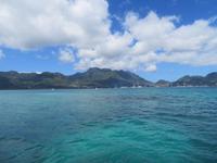 Blick vom Katamaran auf den Hafen von Mahe