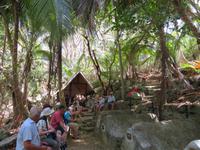 Am Grab des Inselbesitzers auf Moyenne