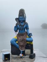Wunderschöne Statuen der Hindu-Götter erheben sich aus dem See