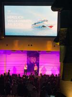 Begrüßung und Lasershow auf dem Pooldeck