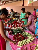 Unzählige Blumen fürs Nuruga-Fest
