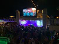 Kopfhörer-Party auf dem Pooldeck!