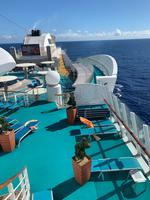 Blick am frühen Morgen auf das Pooldeck