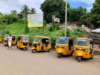 Tuk Tuks warten auf AIDAblu-Gäste