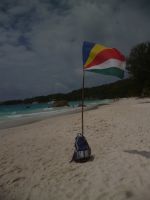 Fahne der Seychellen am Anse Lazio