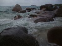 Granitfelsen in der Brandung