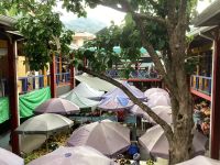 Schirme schützen vor Sonne und Regen gleichermaßen 