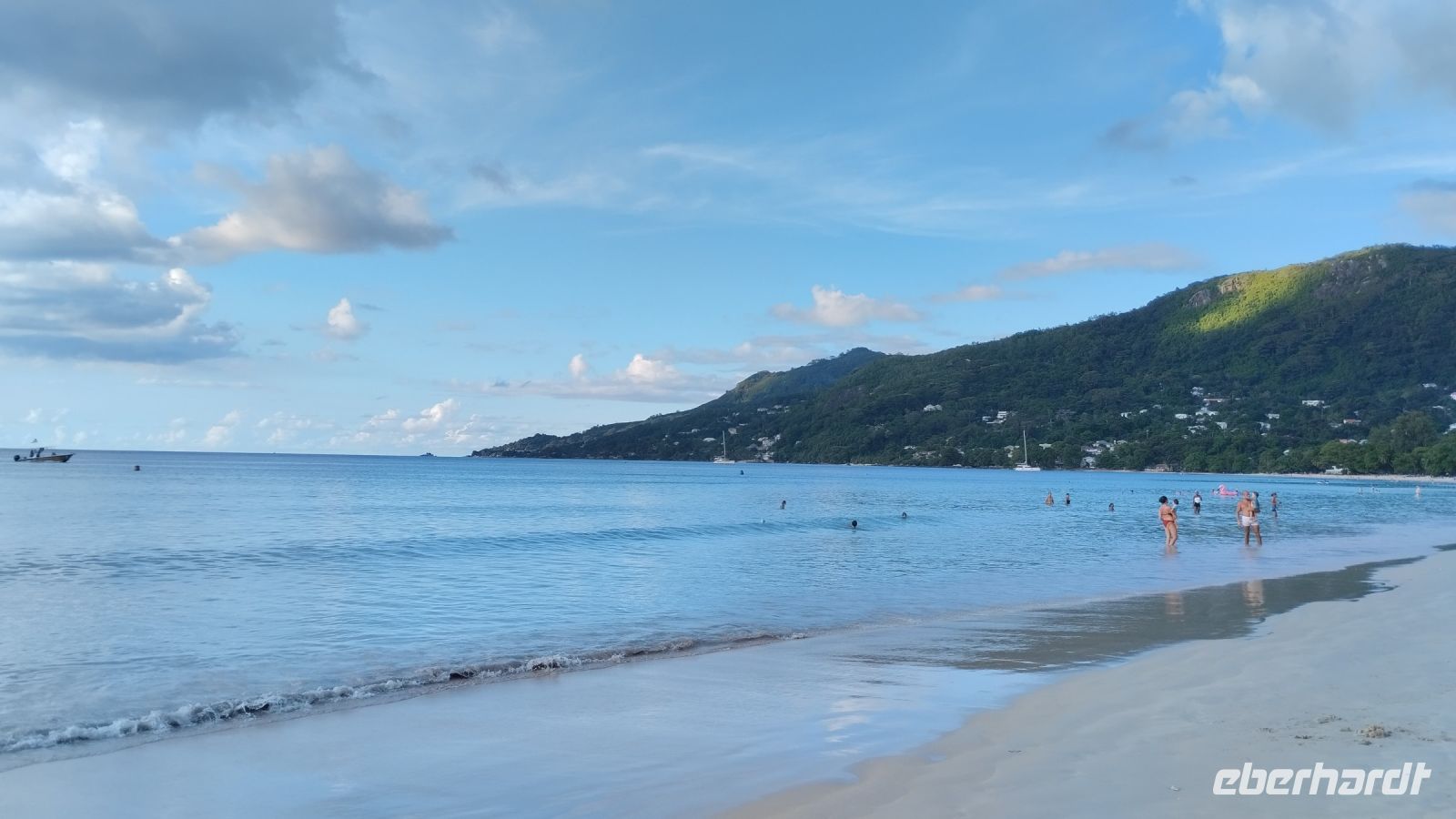 Der Strand Beau Vallon Bay im Norden von Mahe
