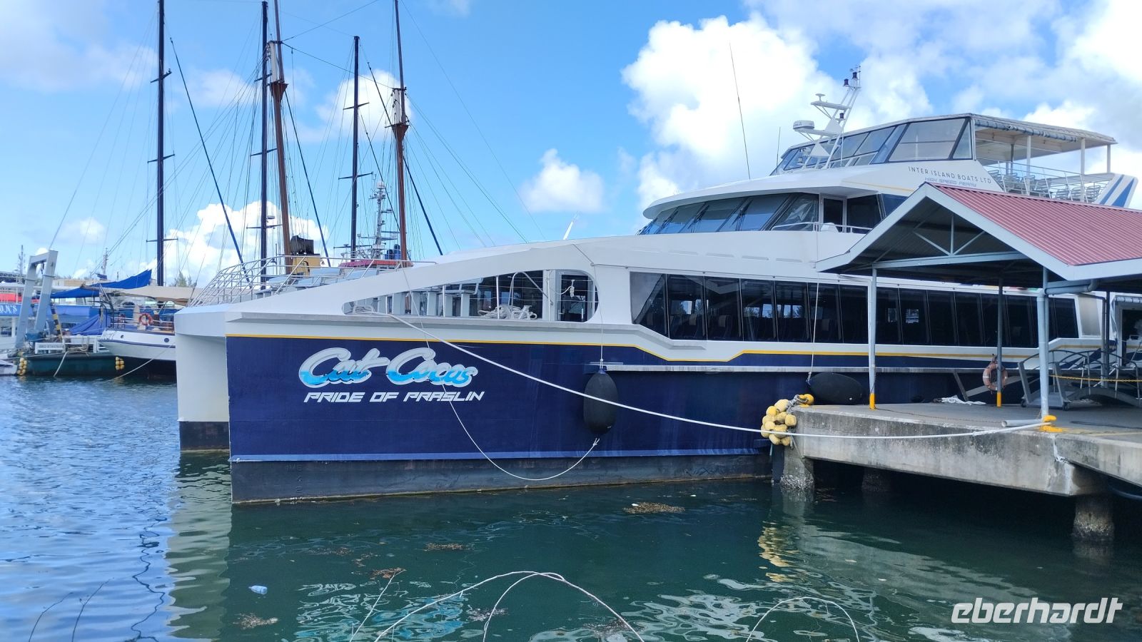 Diese Fähre bringt uns auf die Insel La Digue
