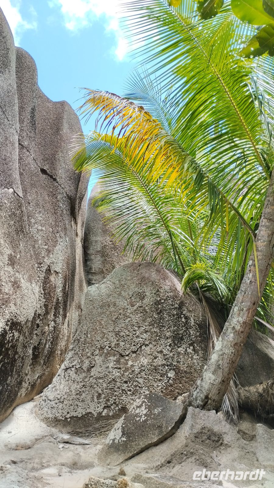 Überall sieht man diese Granitsteine
