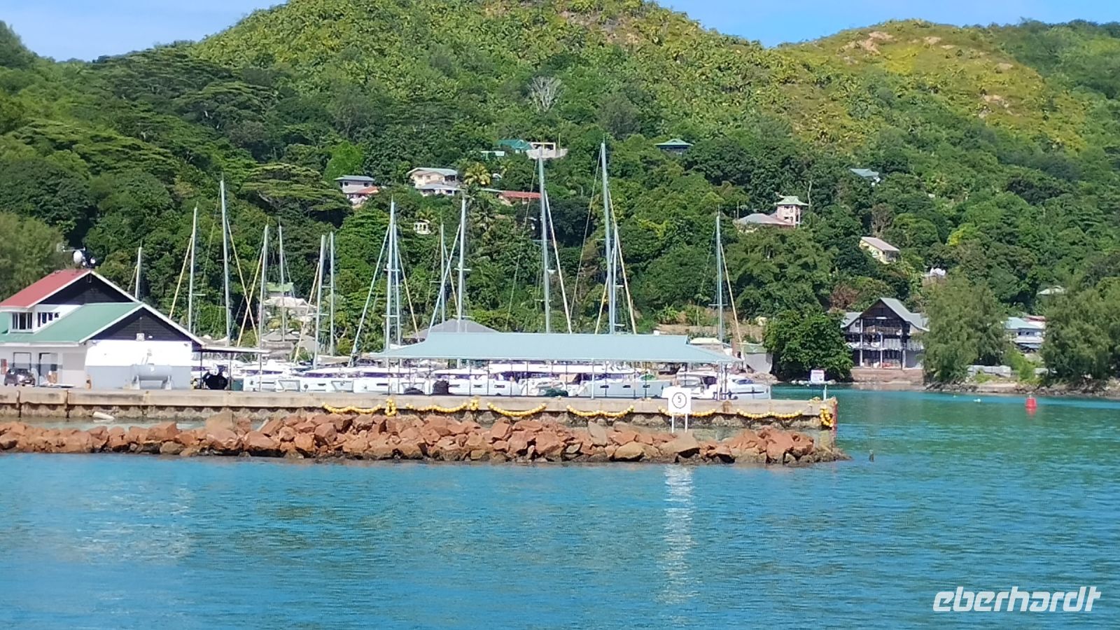 La Digue vom Wasser aus gesehen