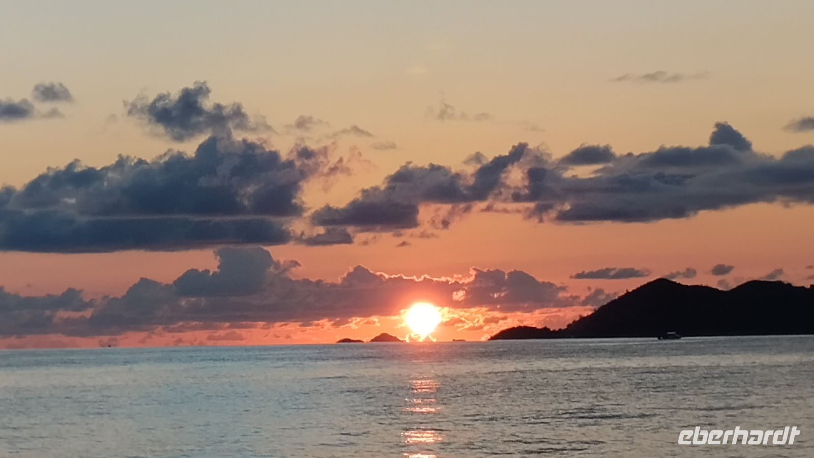 Sonnenuntergang vom Boot aus fotografiert