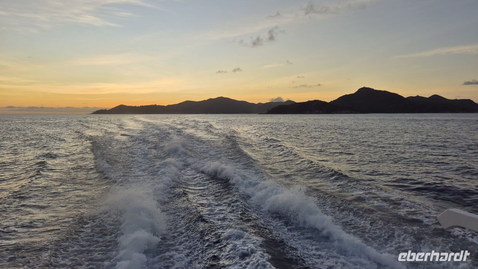 Fahrt nach La Digue mit Blick auf Praslin