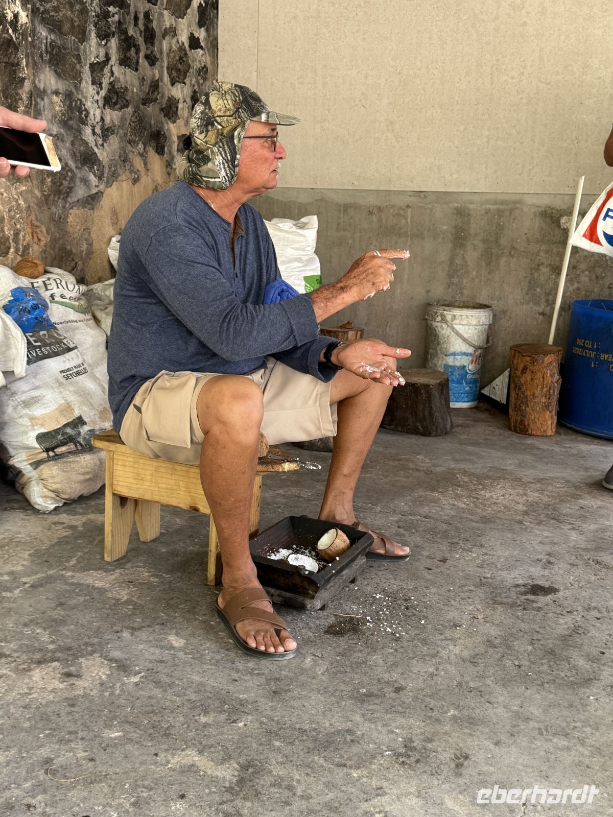 Reiseleiter Cyrill beim Raspeln der Kokosnüsse