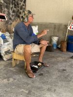 Reiseleiter Cyrill beim Raspeln der Kokosnüsse