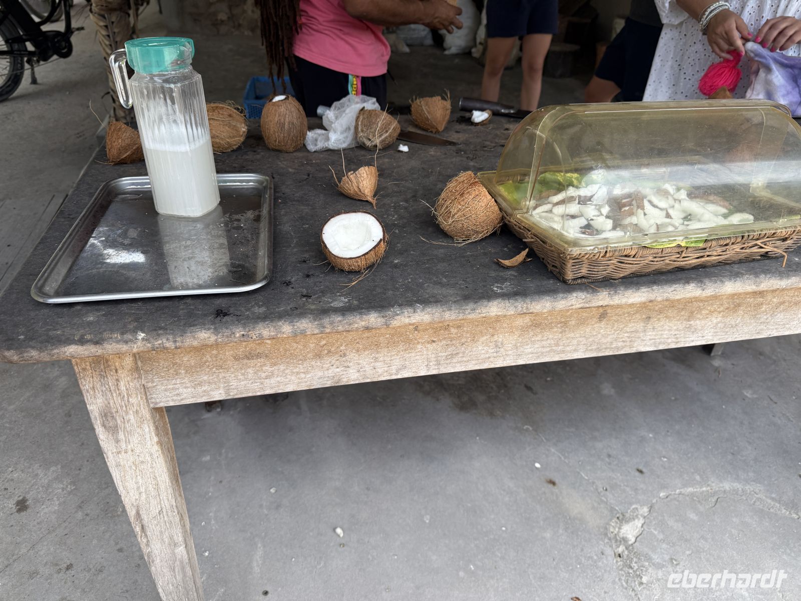 Verkostung Kokosnussstücke und Kokosnusswasser, La Gigue