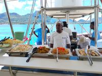 Mittagsbuffet auf dem Katamaran  &ndash; &copy; Monika Cortese (Eberhardt TRAVEL)