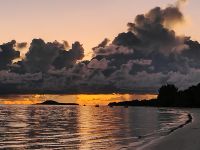 Sonnenuntergang am Hotelstrand Grand Anse Beach &ndash; &copy; Monika Cortese (Eberhardt TRAVEL)