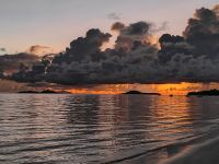 Sonnenuntergang am Hotelstrand Grand Anse Beach &ndash; &copy; Monika Cortese (Eberhardt TRAVEL)