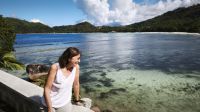 Strand Mahe mit Reisebegl Bea &ndash; &copy; Beate Klingebiel (Eberhardt TRAVEL)