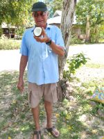 Cyril erklärt uns alles über die Kokosnuss  &ndash; &copy; Monika Cortese (Eberhardt TRAVEL)