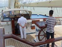 Kapitän auf der Brücke