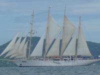 Star Clipper unter vollen Segeln - mit Tenderbooten zum Fototermin