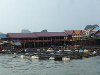 Pfahldorf auf dem Weg zum James-Bond-Felsen