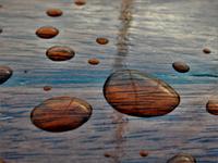 Wassertropfen auf der Reling