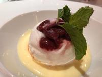 Nachspeise: Eischneekugel mit Kirschen