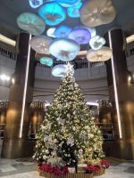 Festlich geschmückte Hotelhalle 