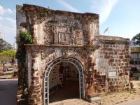 Reste der Stadtmauer und -tor