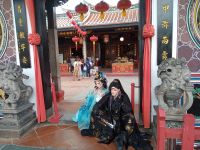 Ein junges Brautpaar beim Fotoshooting 