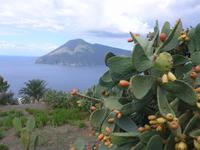 Italien, Sizilien, Insel Lipari mit Blick nach Salina