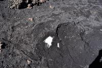 Ätna-Eis unter schwarzer Lava-Schicht