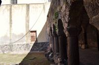 Kreuzgang auf der Akropolis von Lipari Stadt