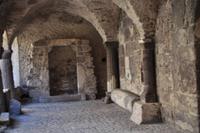 Kreuzgang auf der Akropolis von Lipari Stadt