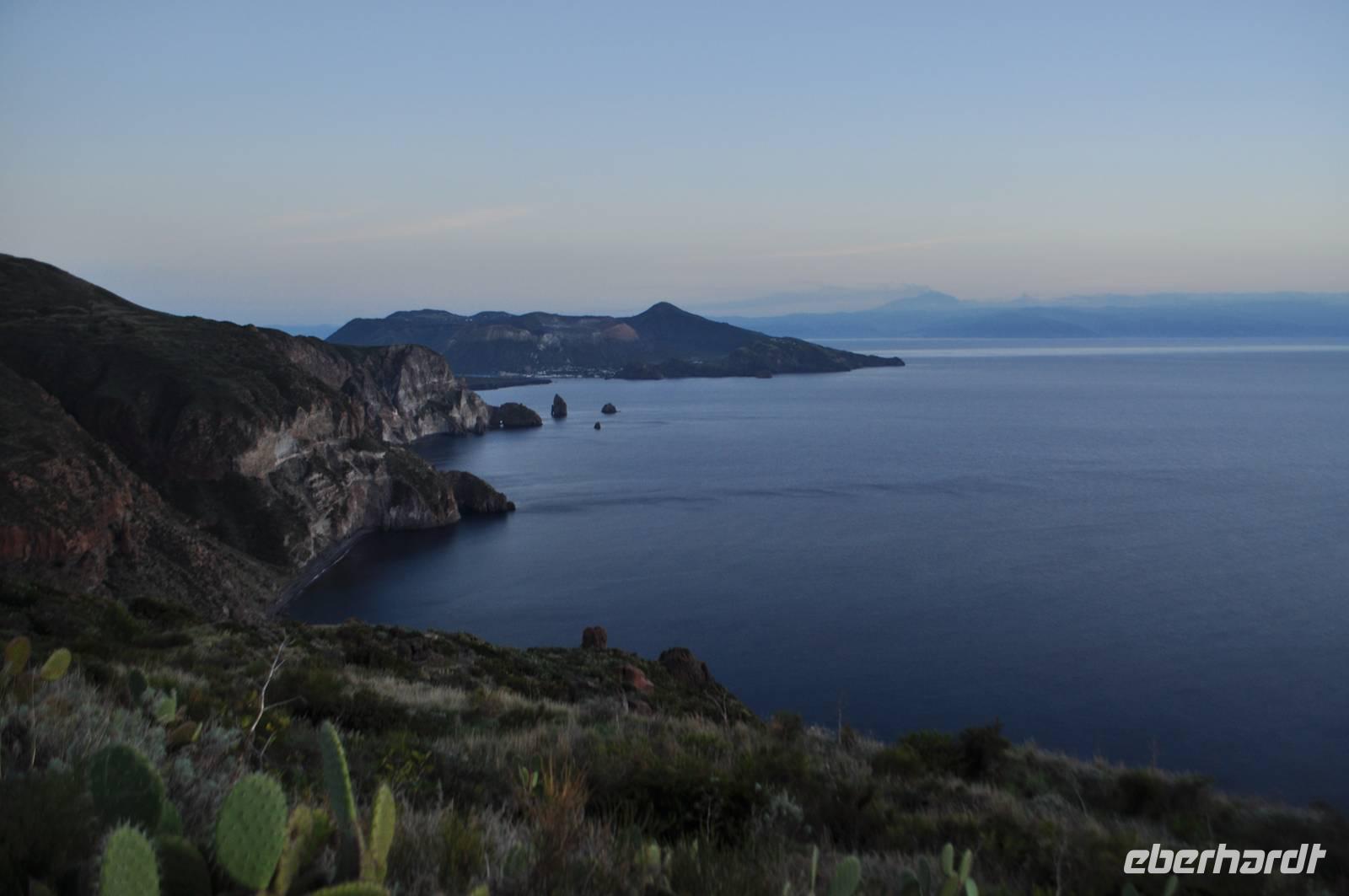 Aussichtspunkt Quattroocchi_Blick nach Vulcano und zum Ätna (etwas rechts)