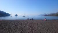 Badestrand von Vulcano. Rechts im Hintergrund ist auch Salina zu sehen.