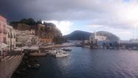 Blick zum Hafen von Lipari bei aufziehendem Regen