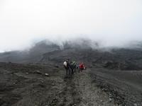 Ein erster Abstieg durch vulkanische Asche