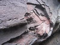 Lava lagerte sich in mehreren brüchigen Schichten ab